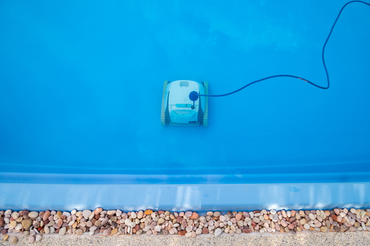 Robotic Pool Cleaners: Advantages & Tips for Buying